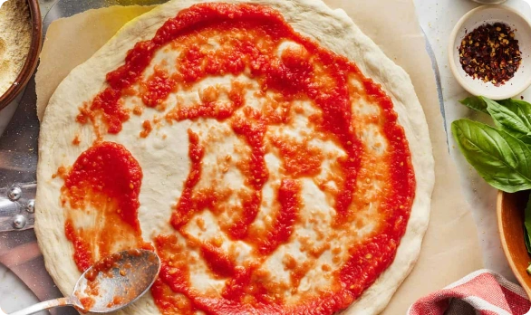 Пицца с розмарином, томатами и сыром моцарелла