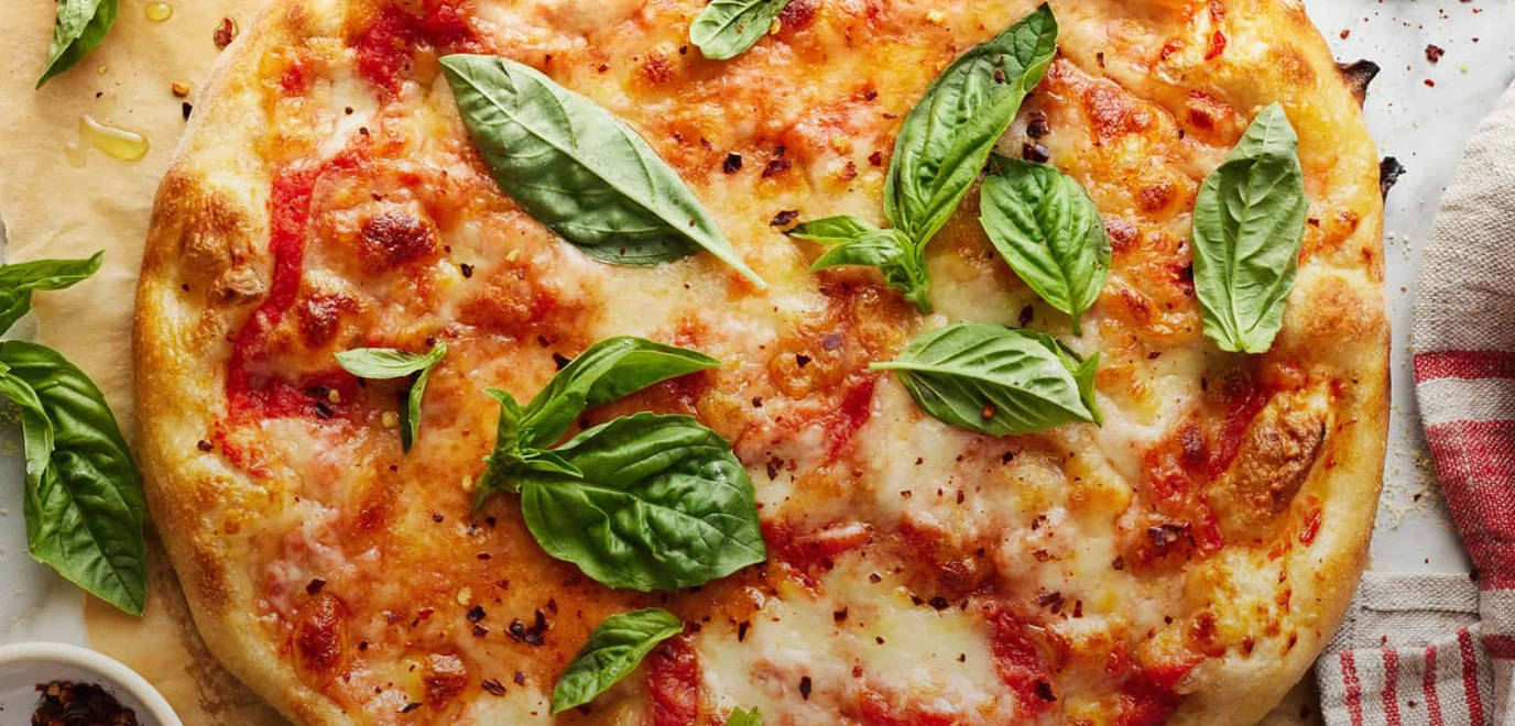 Пицца с розмарином, томатами и сыром моцарелла