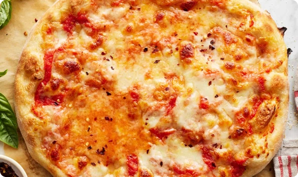 Пицца с розмарином, томатами и сыром моцарелла